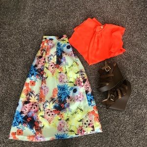 Floral Gianni Bini Midi Round Skirt. Size M